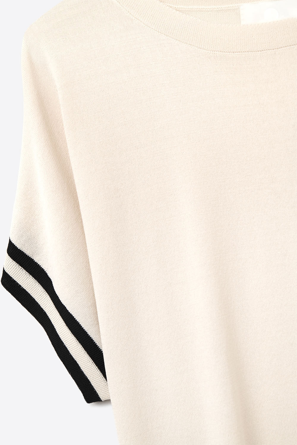Suéter relajado en beige con detalle de contraste negro Q2