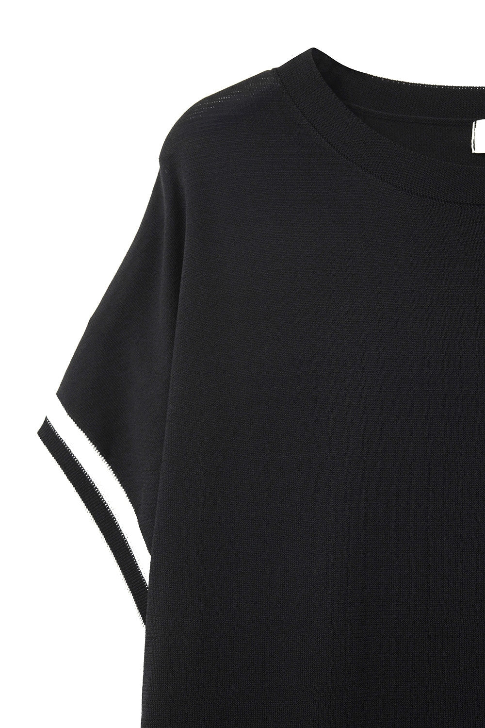 Suéter relajado en negro con detalle de contraste blanco Q2