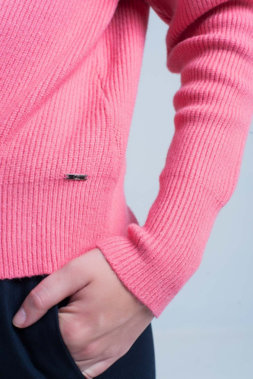 Sueter rosa con cuello redondo motivo a rayado Q2