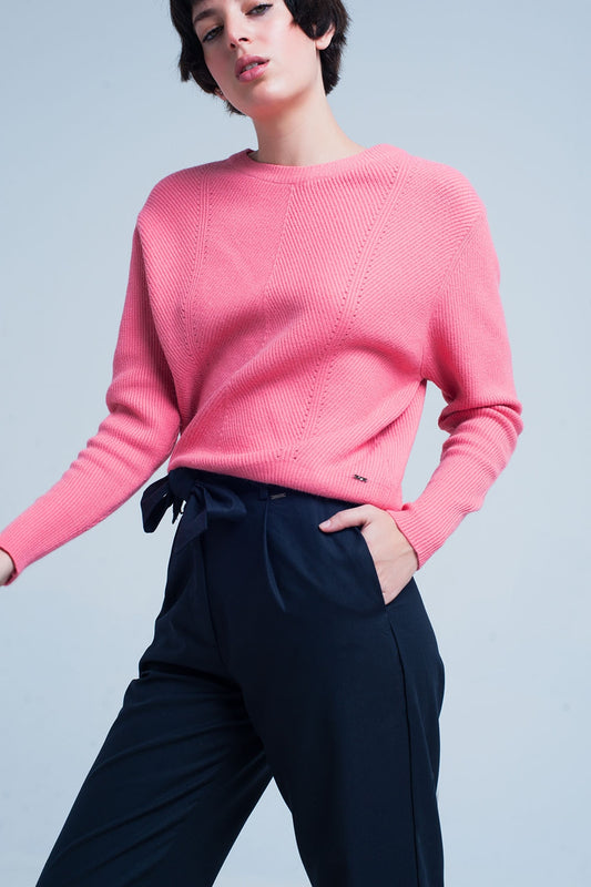 Q2 Sueter rosa con cuello redondo motivo a rayado