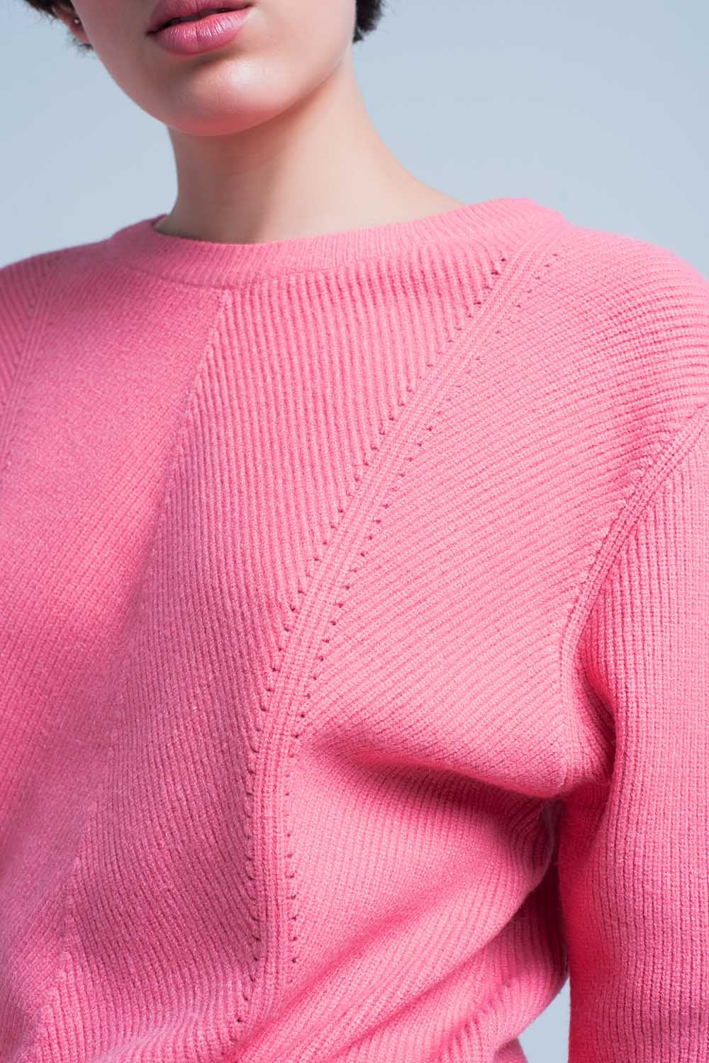 Sueter rosa con cuello redondo motivo a rayado Q2