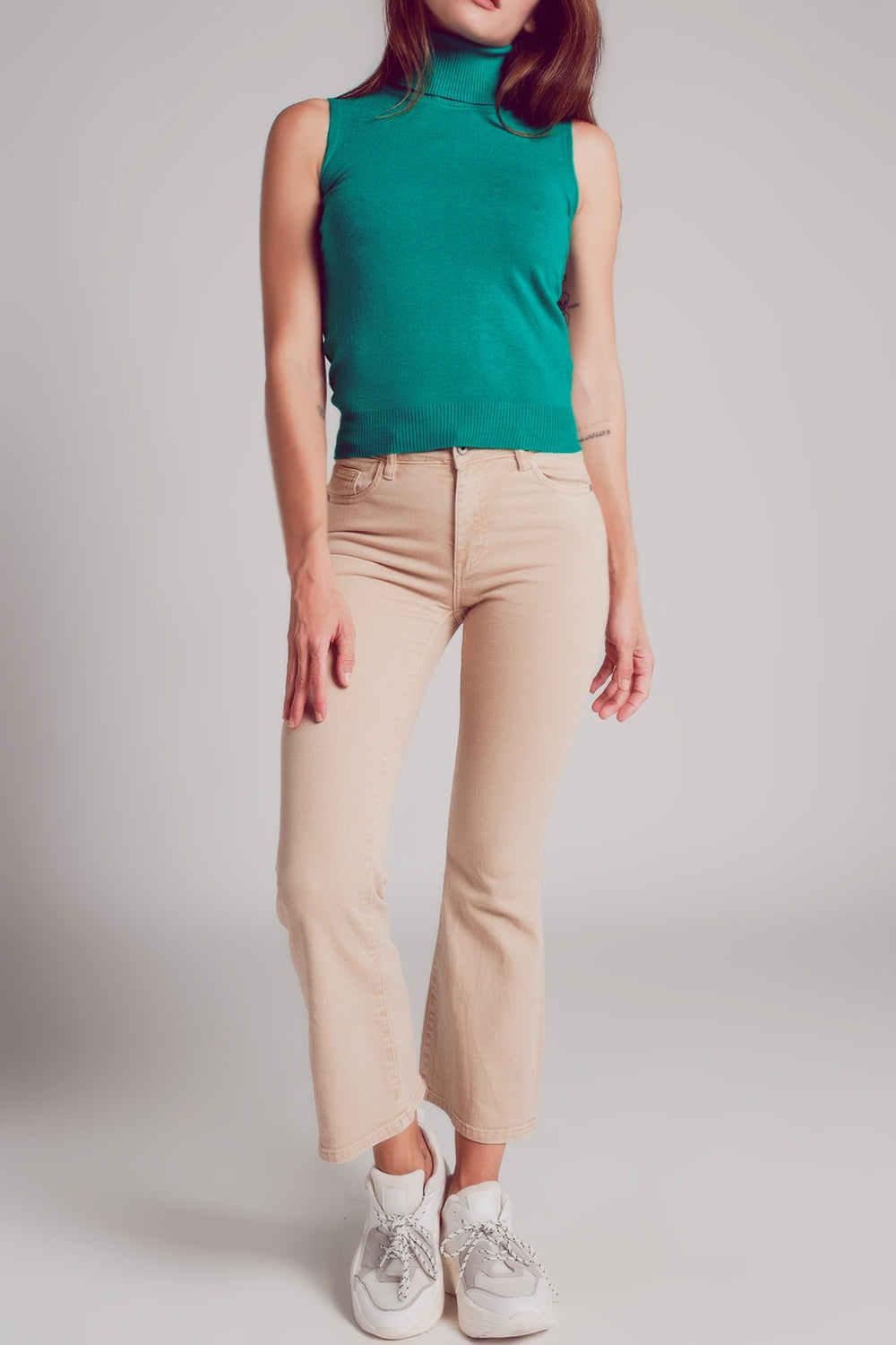 sueter sin mangas cuello alto en verde Q2
