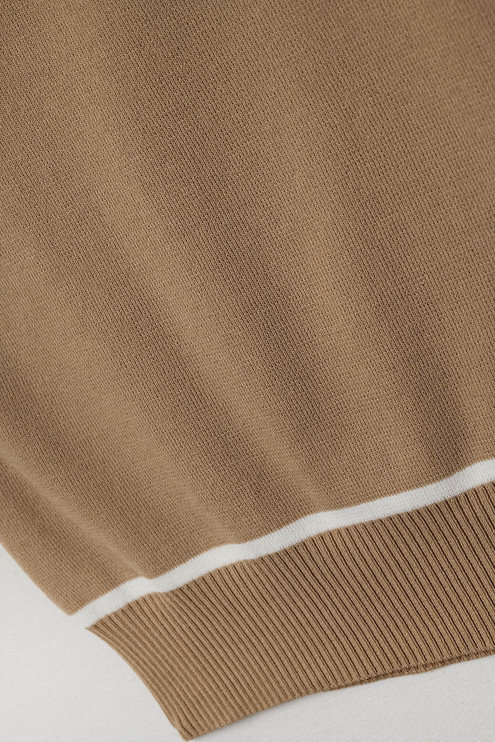 Suéter sin mangas en color camel con detalles de líneas blancas Q2