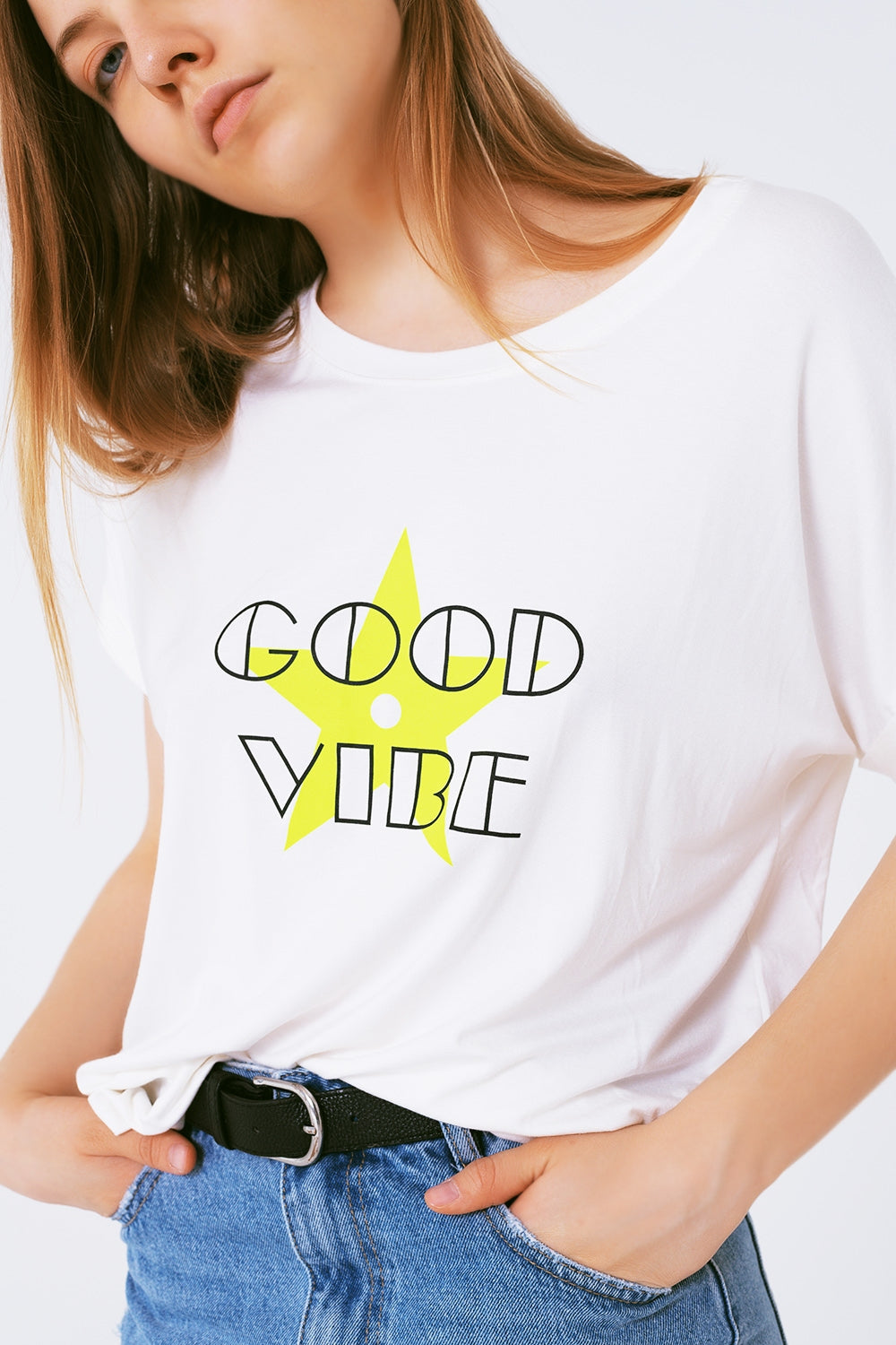 T-Camiseta Cuello barco Diseño amplio good vibe logo fluor Q2