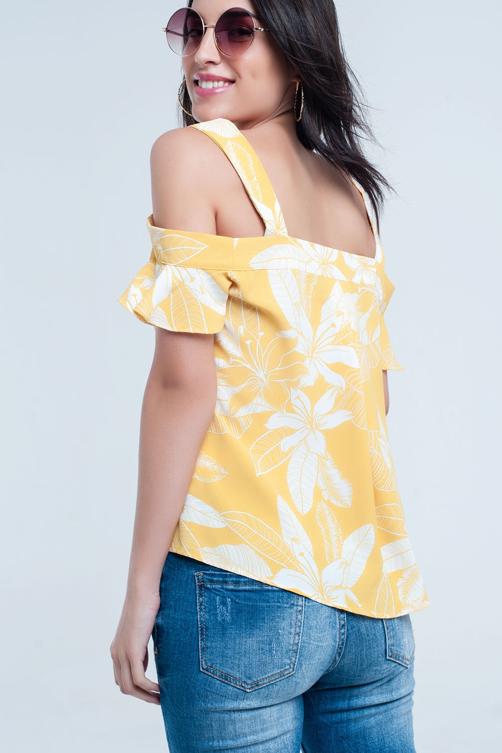 Top amarillo de flores y detalle de volantes Q2