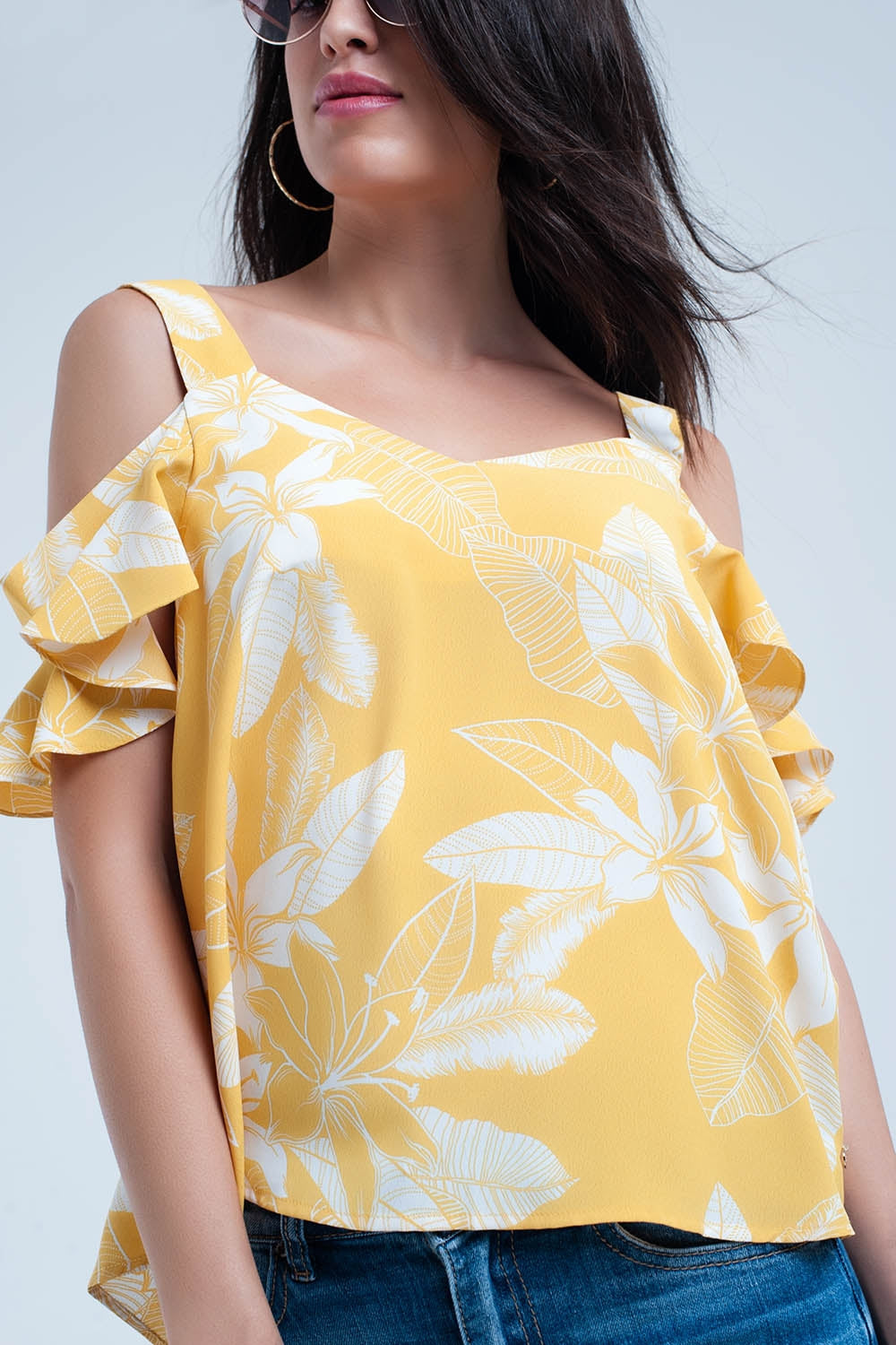 Top amarillo de flores y detalle de volantes Q2