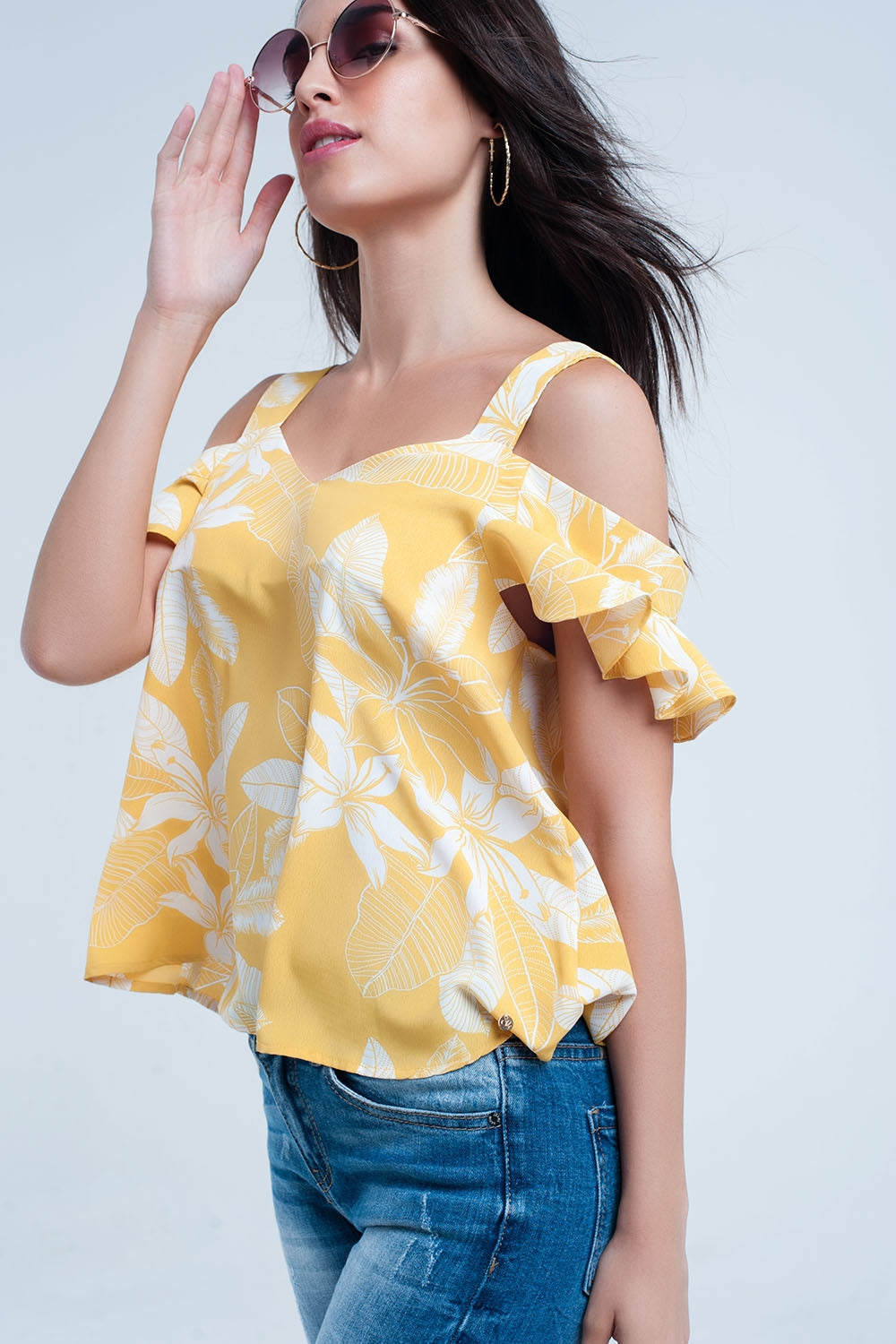 Top amarillo de flores y detalle de volantes Q2
