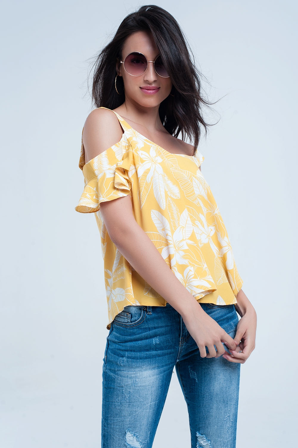 Top amarillo de flores y detalle de volantes Q2