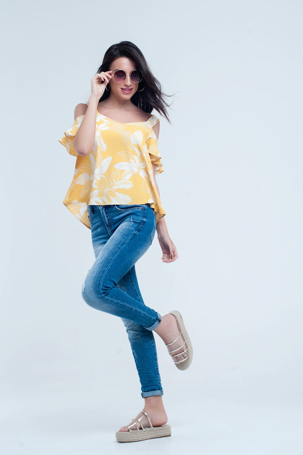 Top amarillo de flores y detalle de volantes Q2