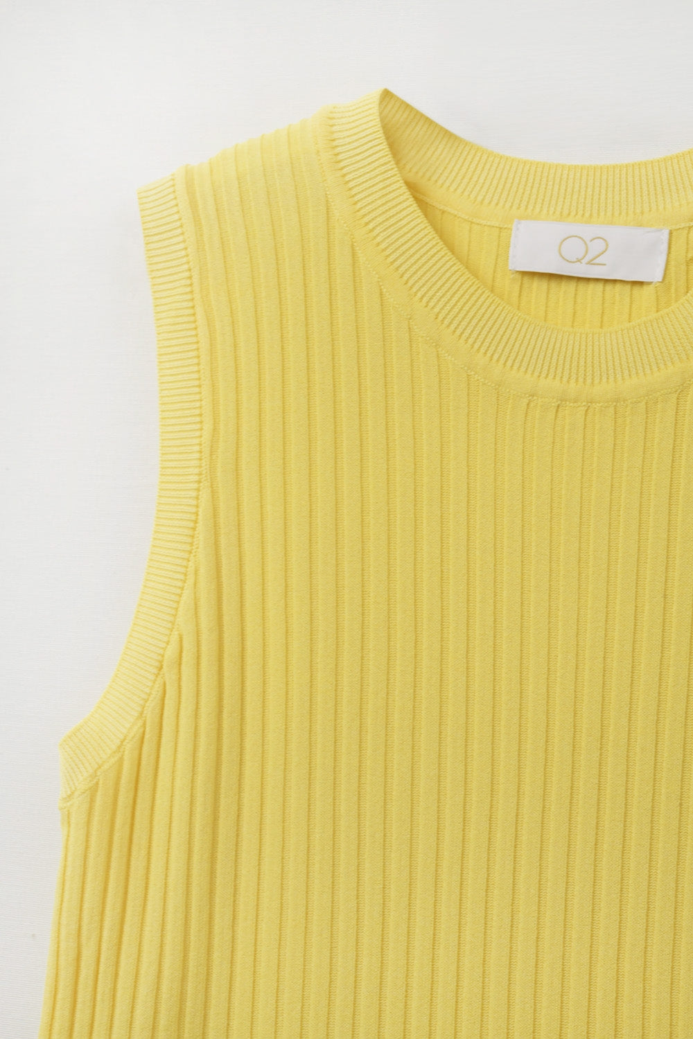 Top amarillo de punto acanalado sin mangas Q2