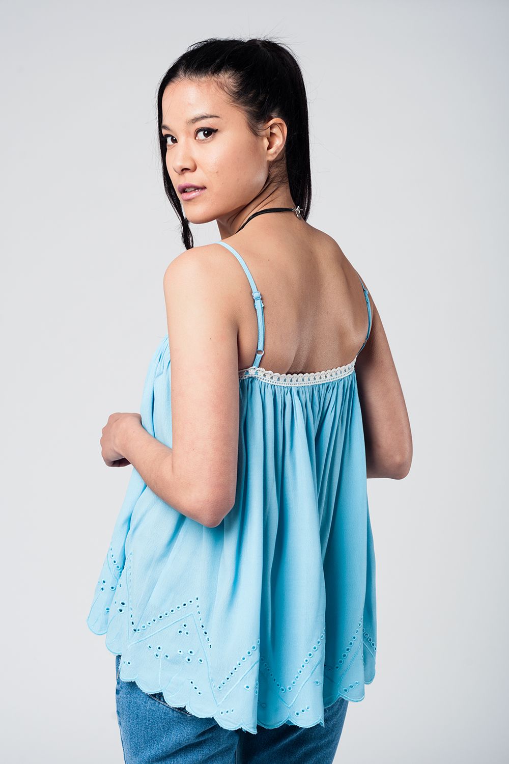 Top azul con detalle de ganchillo Q2