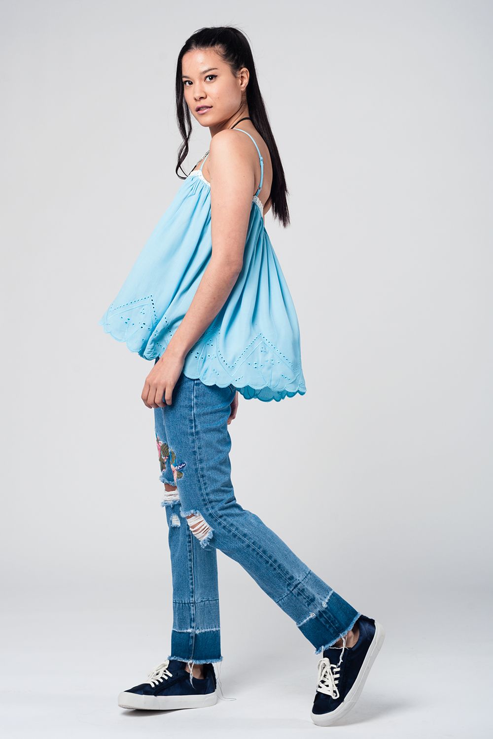 Top azul con detalle de ganchillo Q2