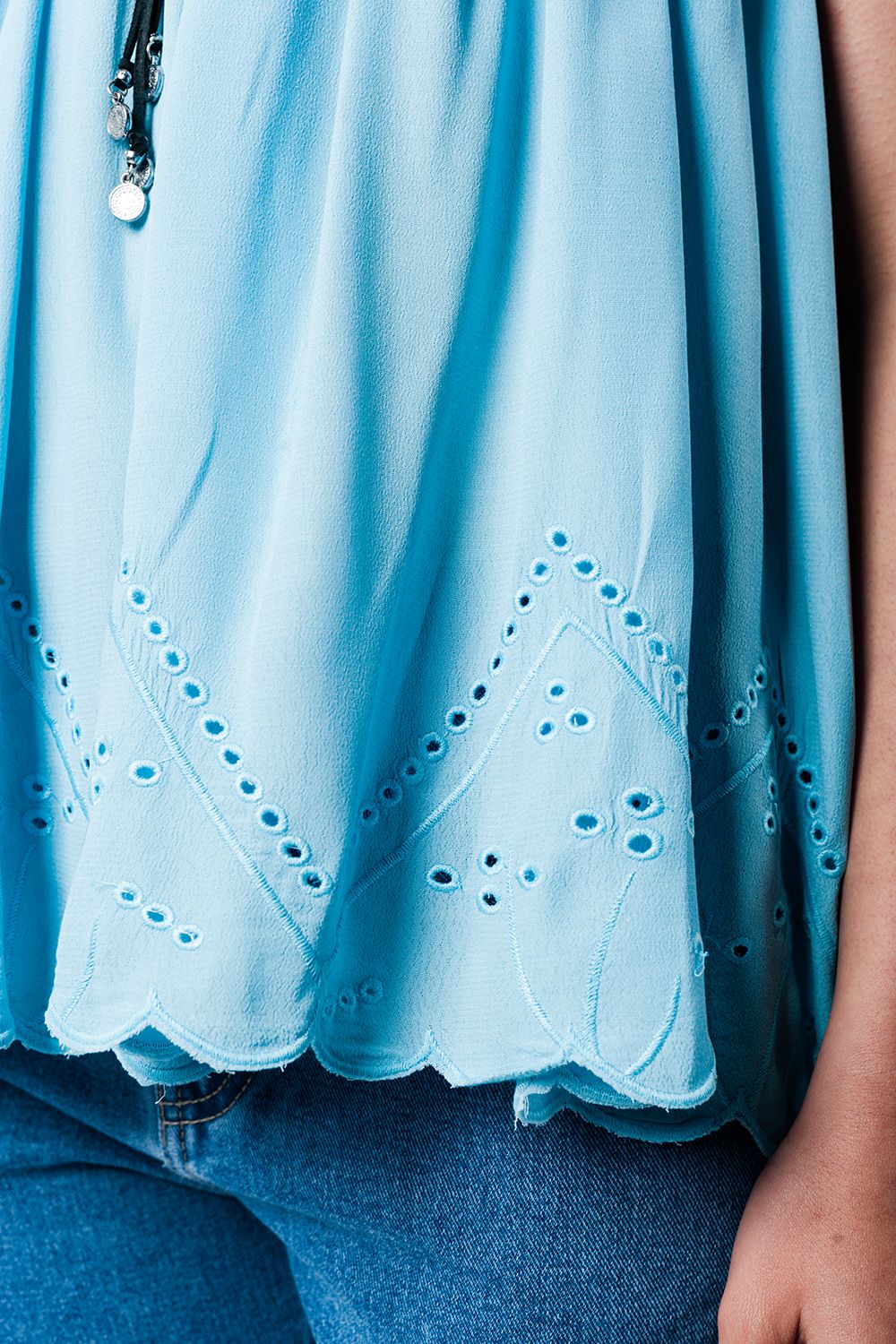 Top azul con detalle de ganchillo Q2