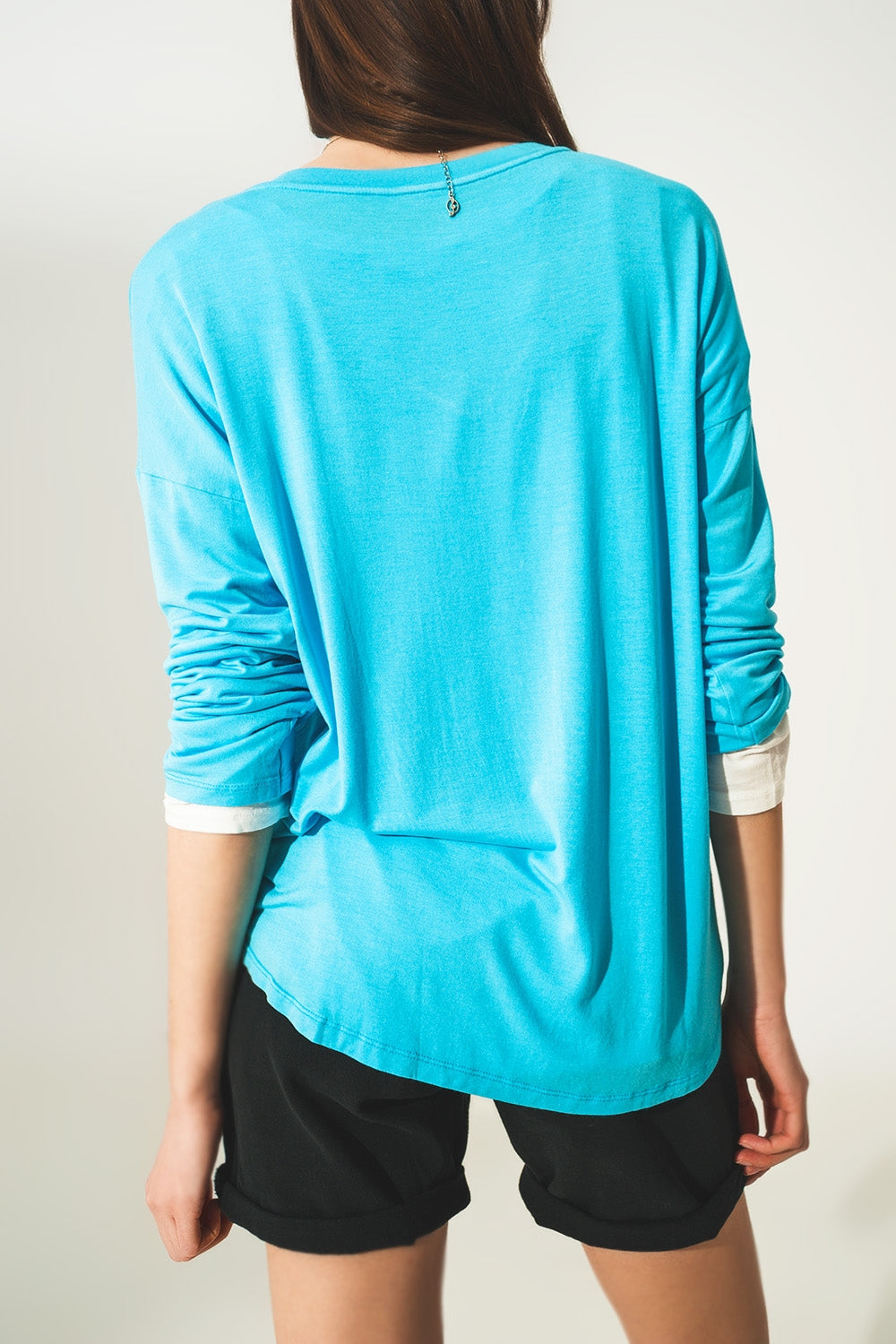 Top azul de modal manga larga y cuello de pico Q2