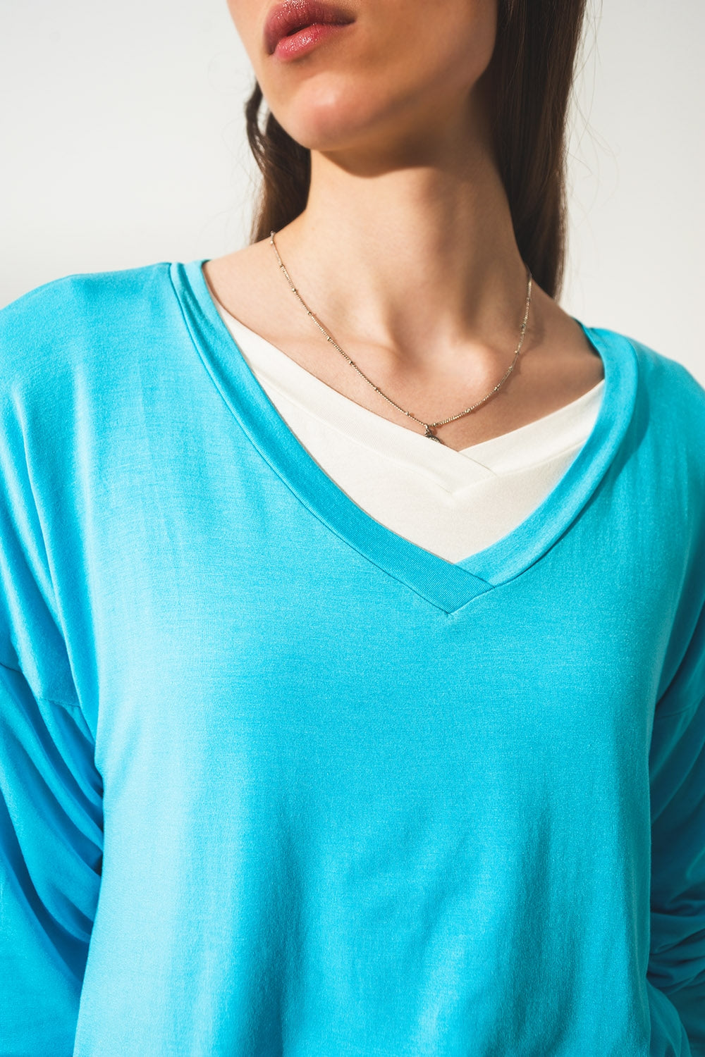 Top azul de modal manga larga y cuello de pico Q2