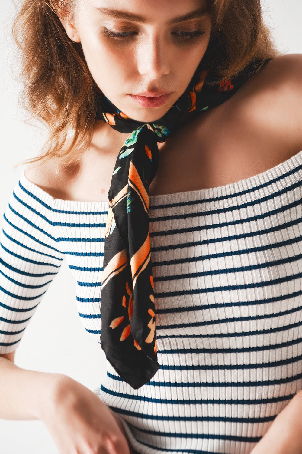 Top azul marino a rayas con escote Bardot Q2
