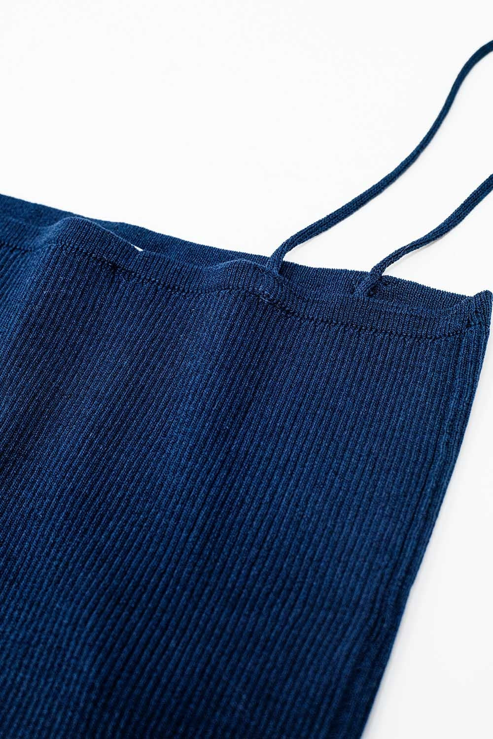 Top básico de punto en azul marino con tirantes finos Q2