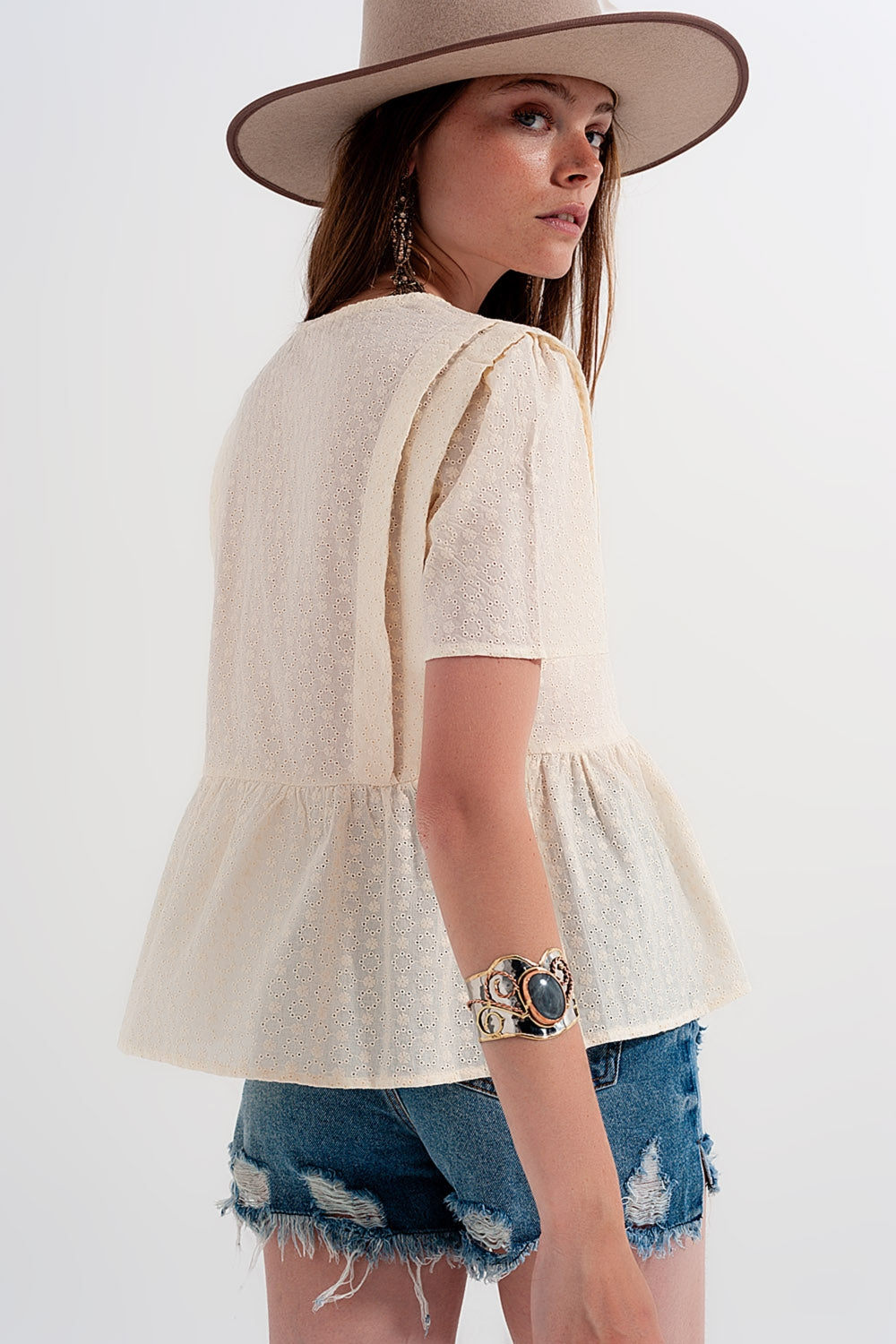 Top Beige con sobrefalda y bordado inglés Q2