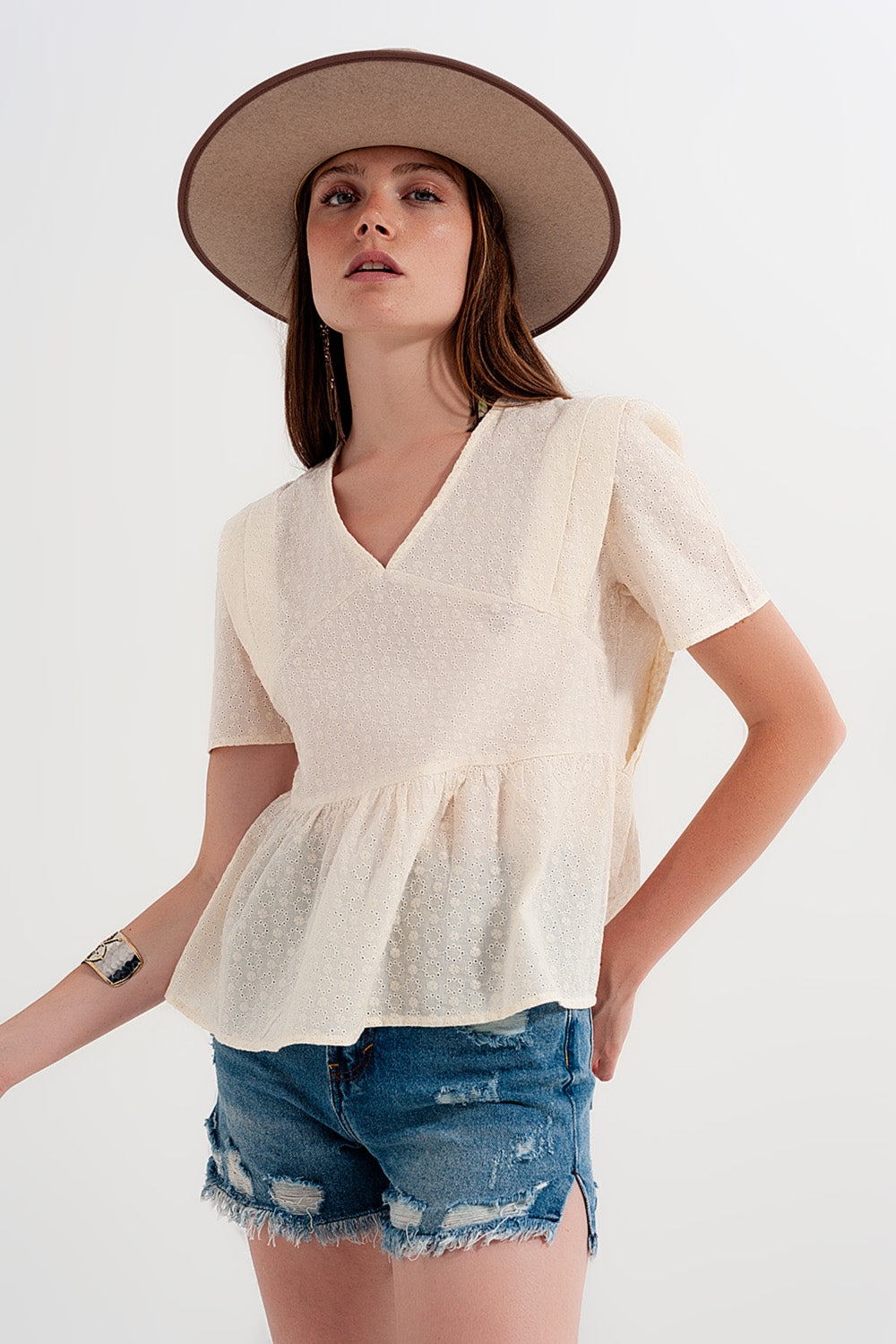 Top Beige con sobrefalda y bordado inglés Q2