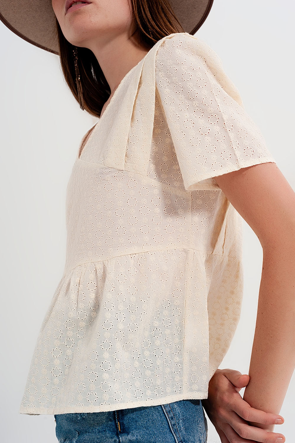 Top Beige con sobrefalda y bordado inglés Q2