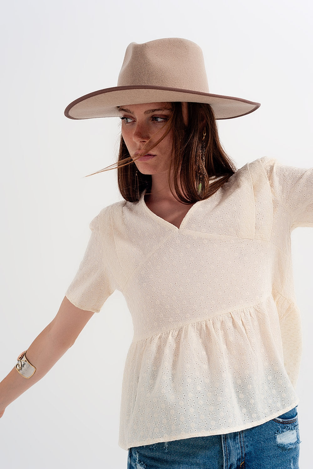 Top Beige con sobrefalda y bordado inglés Q2
