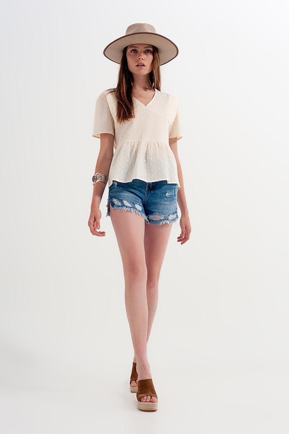 Top Beige con sobrefalda y bordado inglés Q2