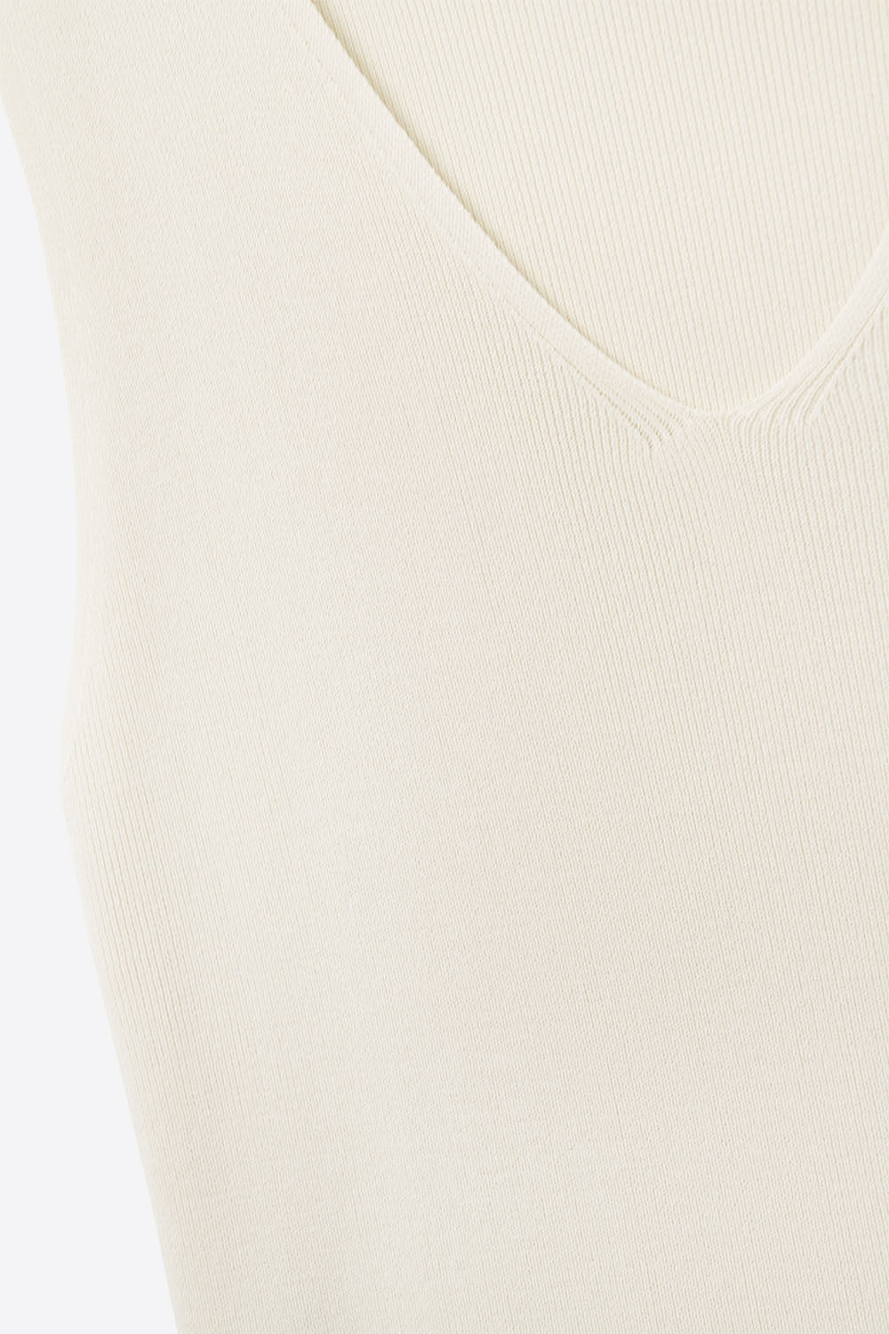 Top beige sin mangas de punto fino con cuello en V Q2