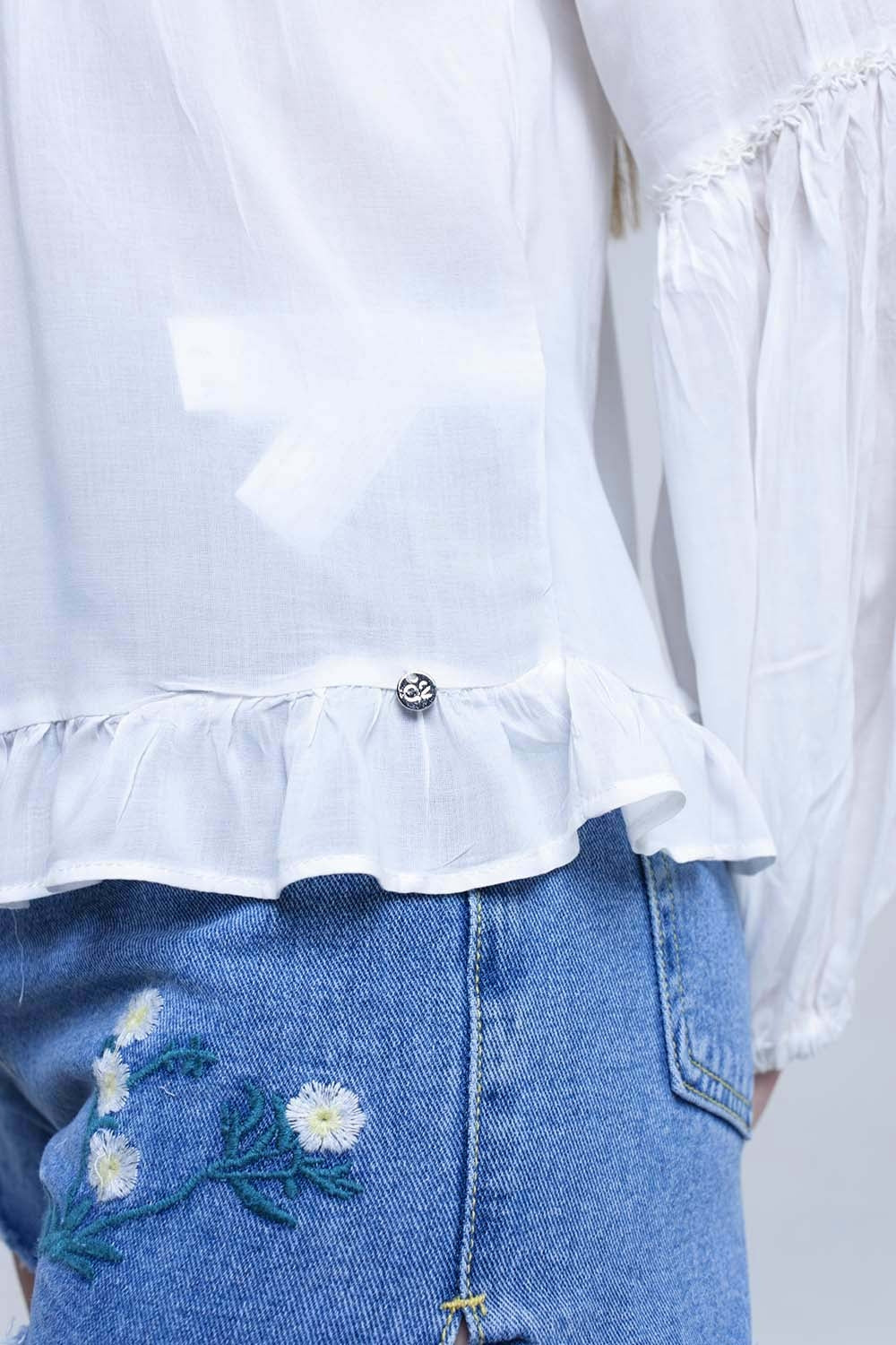 Top blanco con detalle anudado y bajo con volante Q2