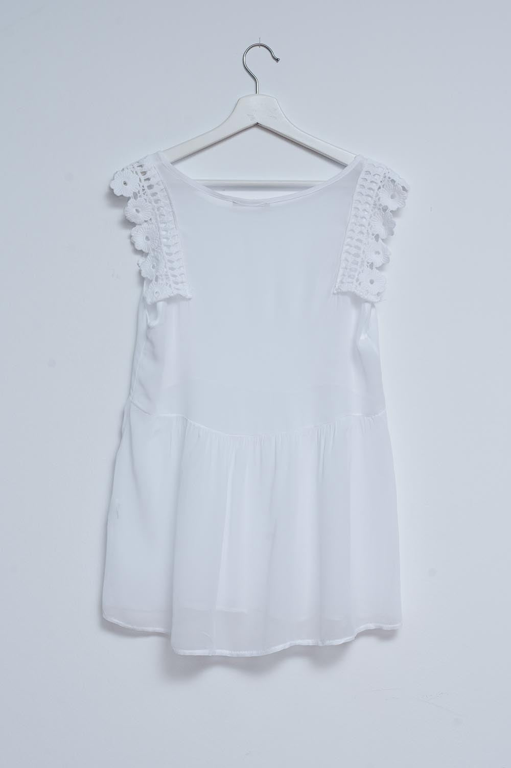 Top blanco con diseño bordado y detalle de volantes Q2