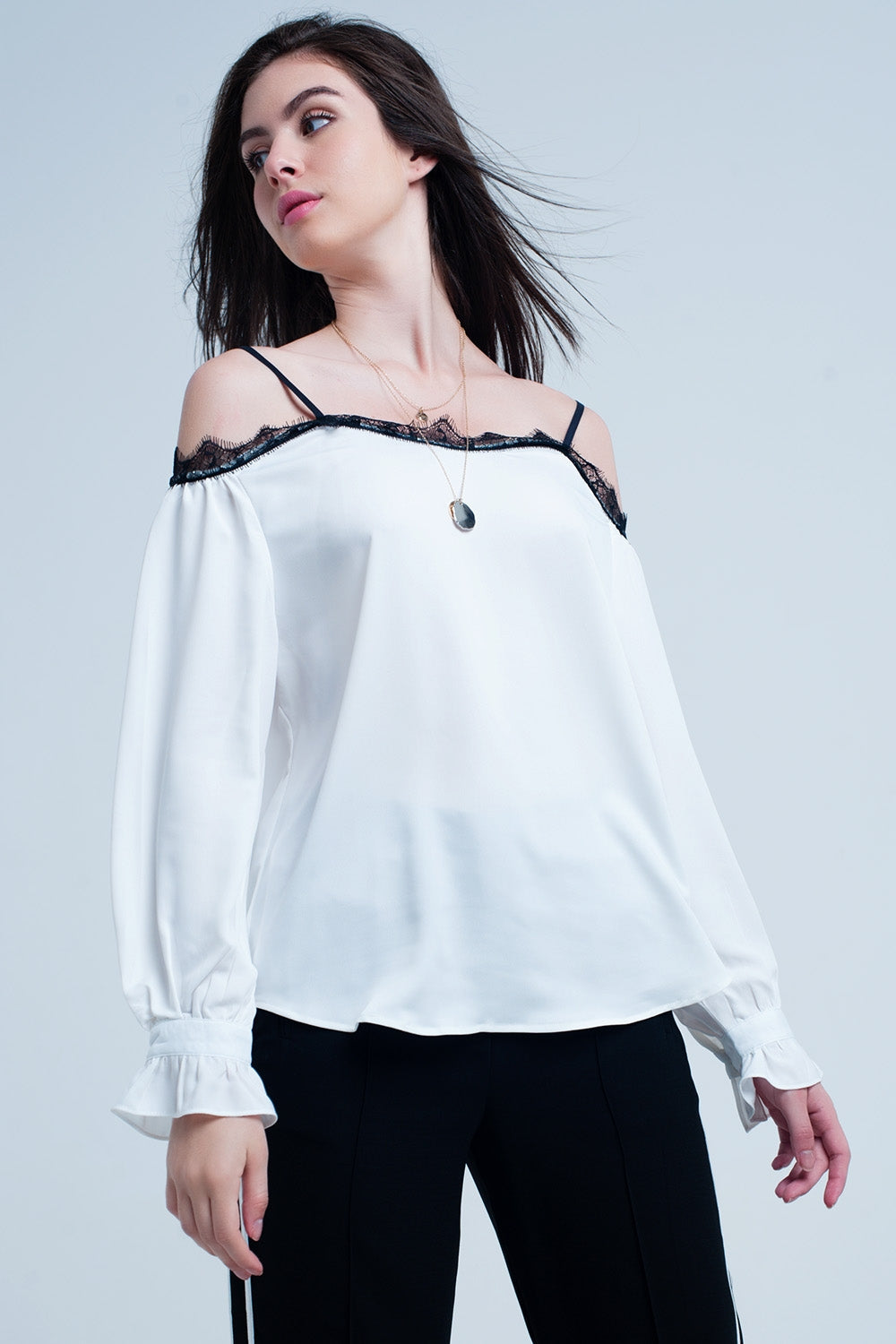 Top blanco con encaje negro y hombros descubiertos Q2