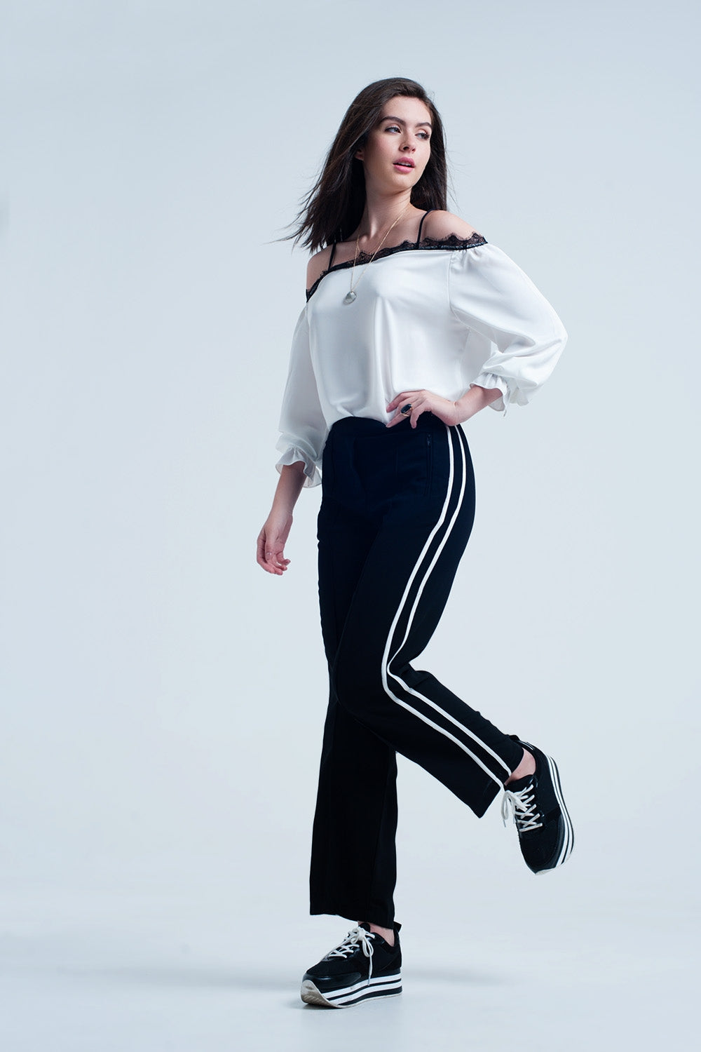 Top blanco con encaje negro y hombros descubiertos Q2