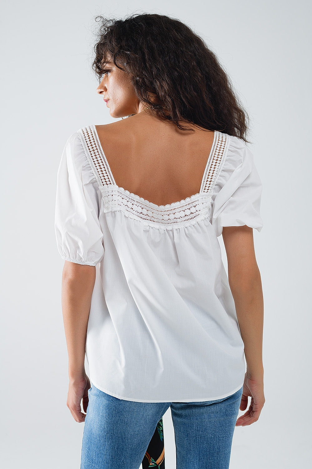 Top Blanco Con Escote Cuadrado Y Mangas Cortas Q2