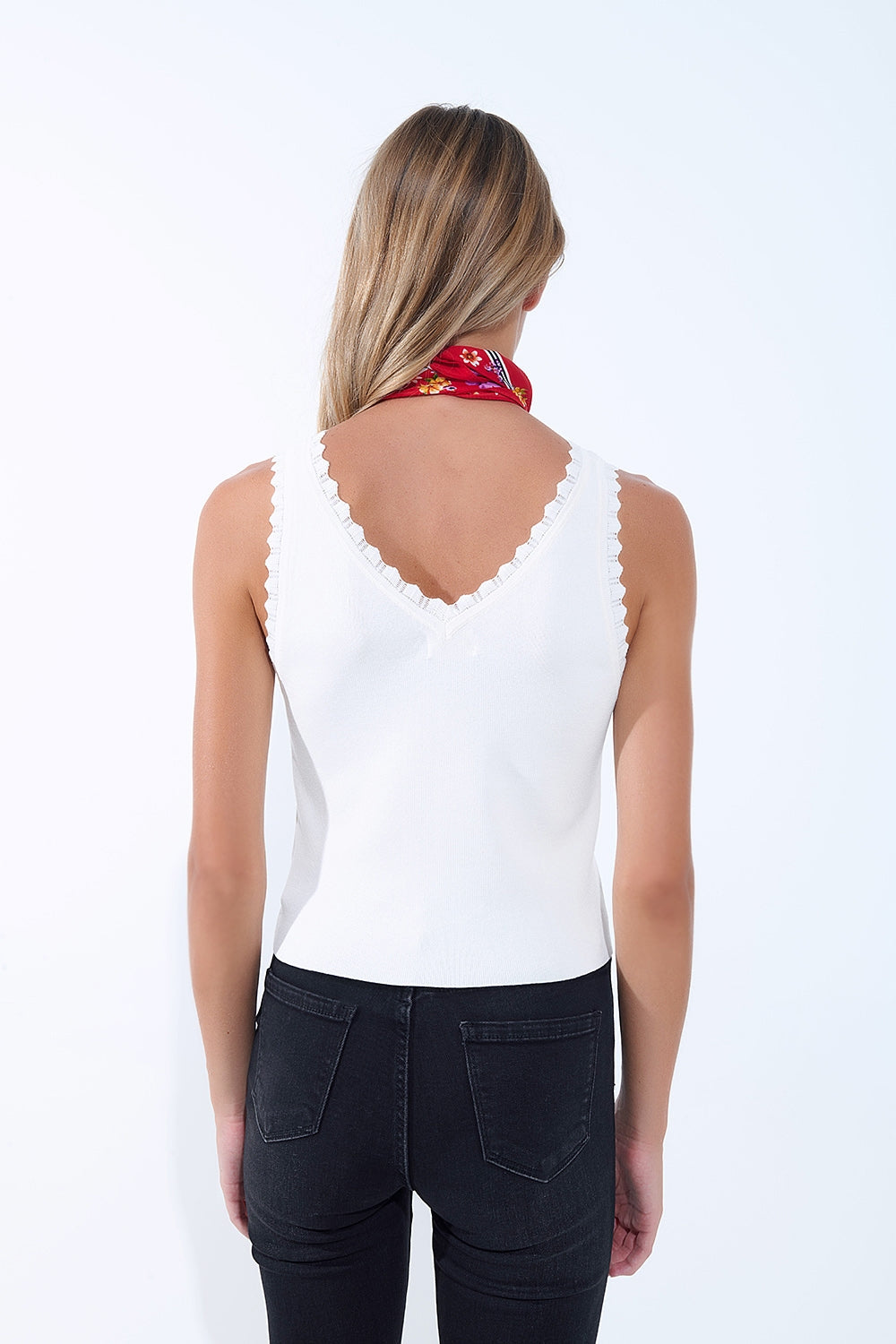 Top blanco de punto con cuello en V y bordes festoneados Q2