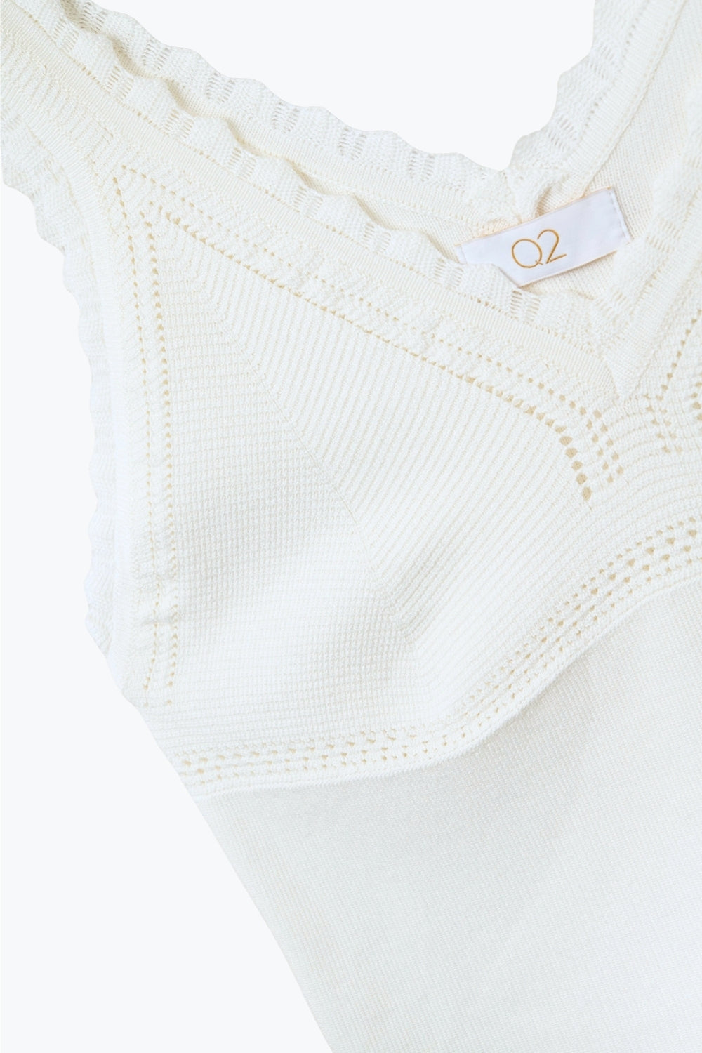 Top blanco de punto con cuello en V y bordes festoneados Q2