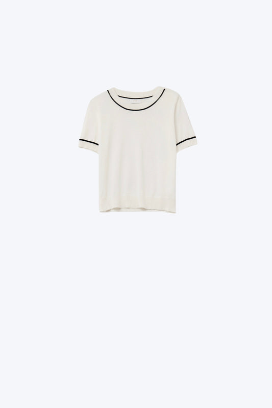 Q2 Top blanco de punto de manga corta con ribetes negros en contraste