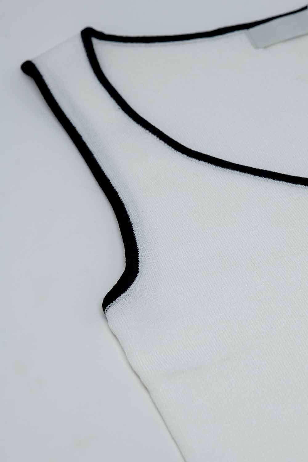 Top blanco sin mangas con cuello redondo y ribete negro Q2