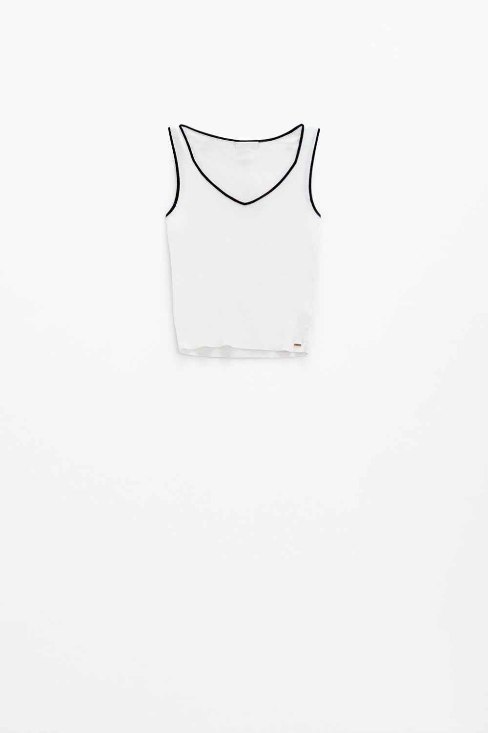 Top blanco sin mangas con cuello redondo y ribete negro Q2