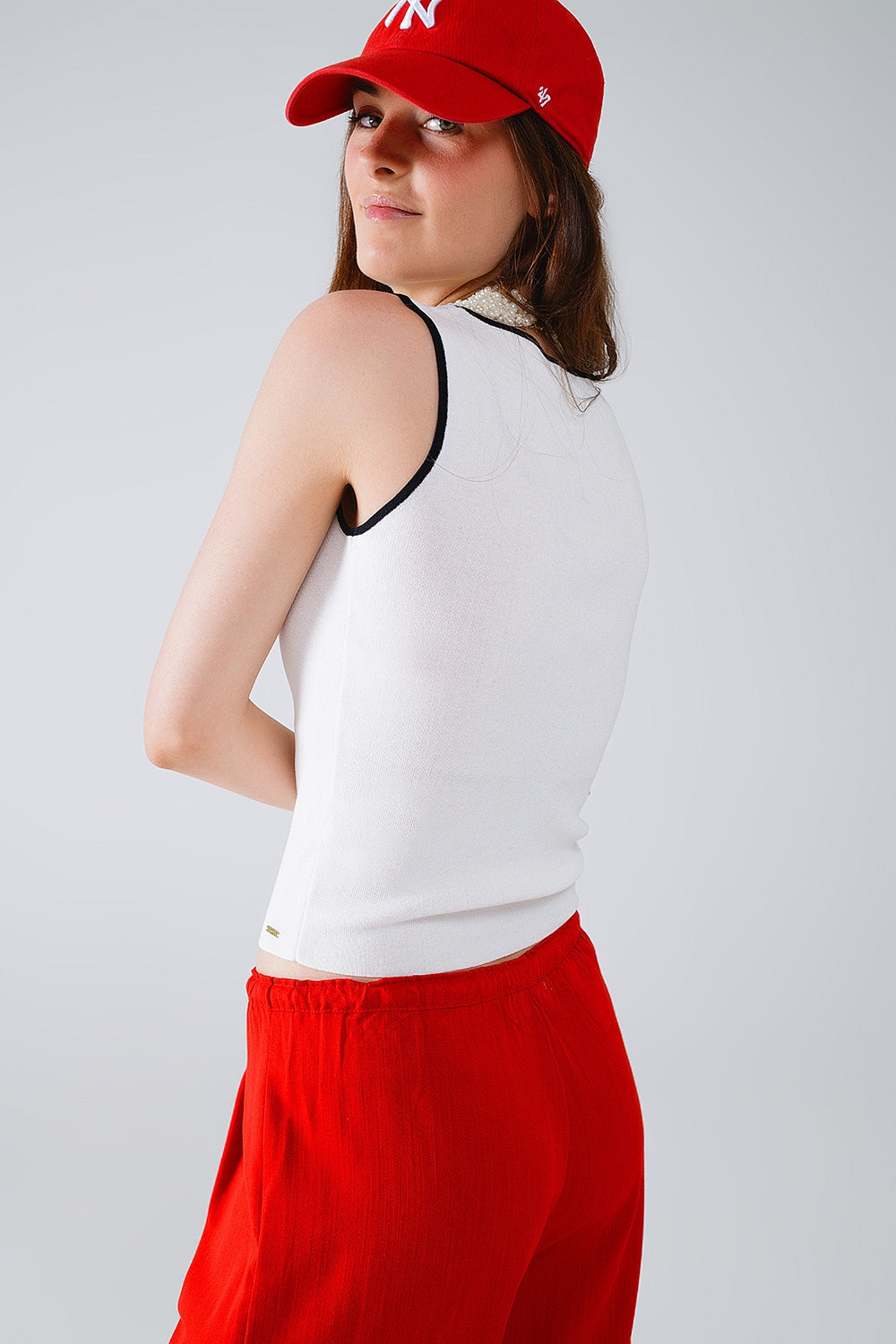 Top blanco sin mangas con cuello redondo y ribete negro Q2