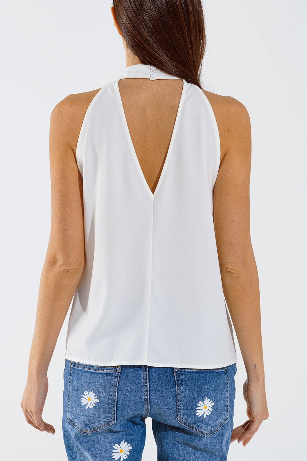 Top blanco sin mangas con detalles de volantes y cuello alto Q2