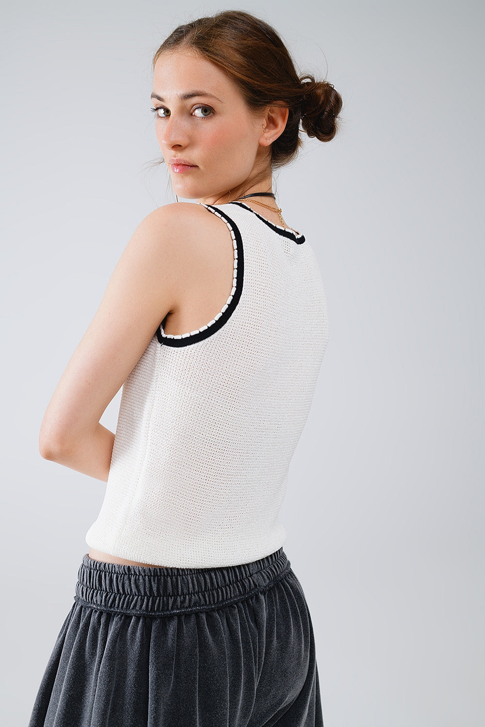 Top blanco sin mangas de punto con detalle de ribete blanco y negro Q2