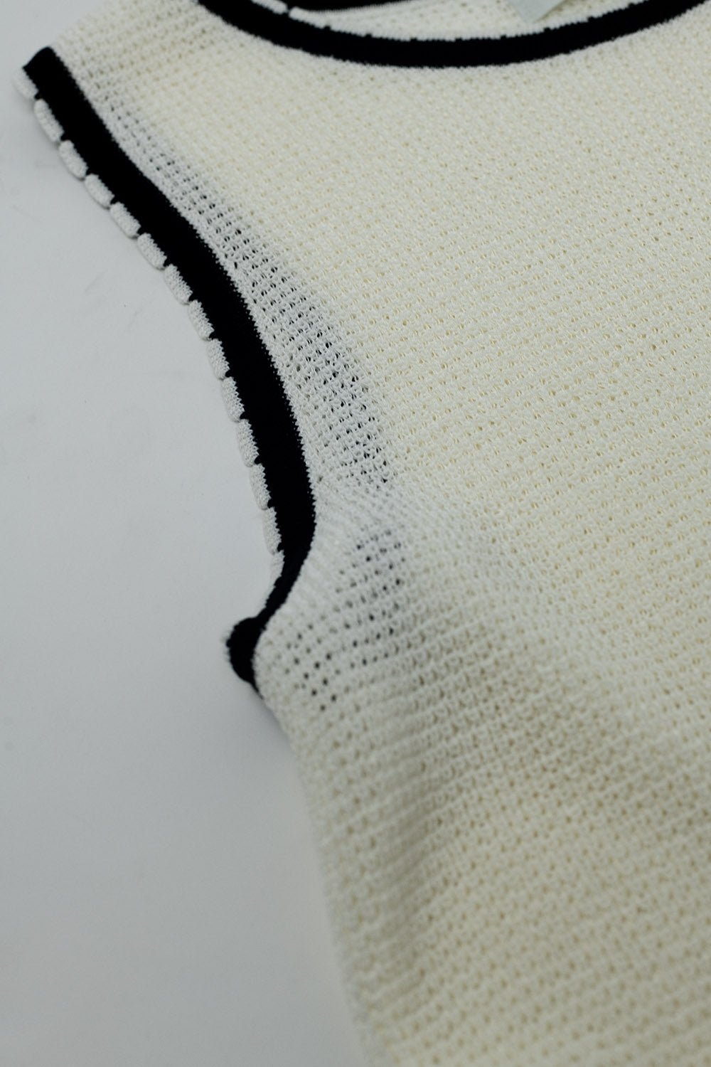 Top blanco sin mangas de punto con detalle de ribete blanco y negro Q2