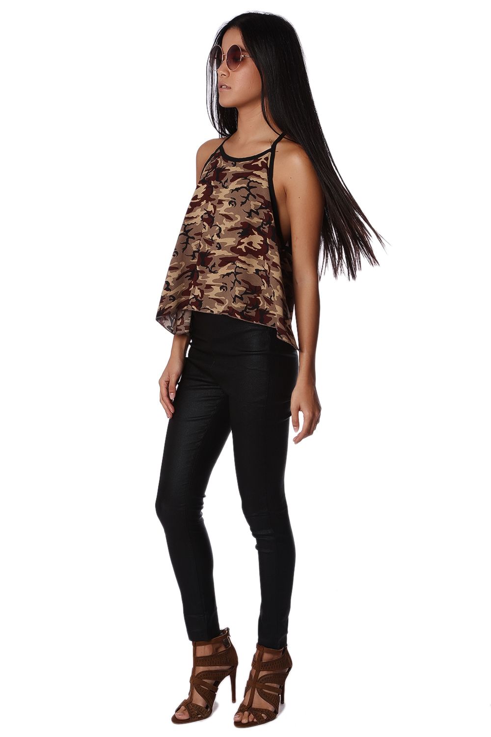 Top con bajo asimétrico y estampado camuflaje caqui Q2