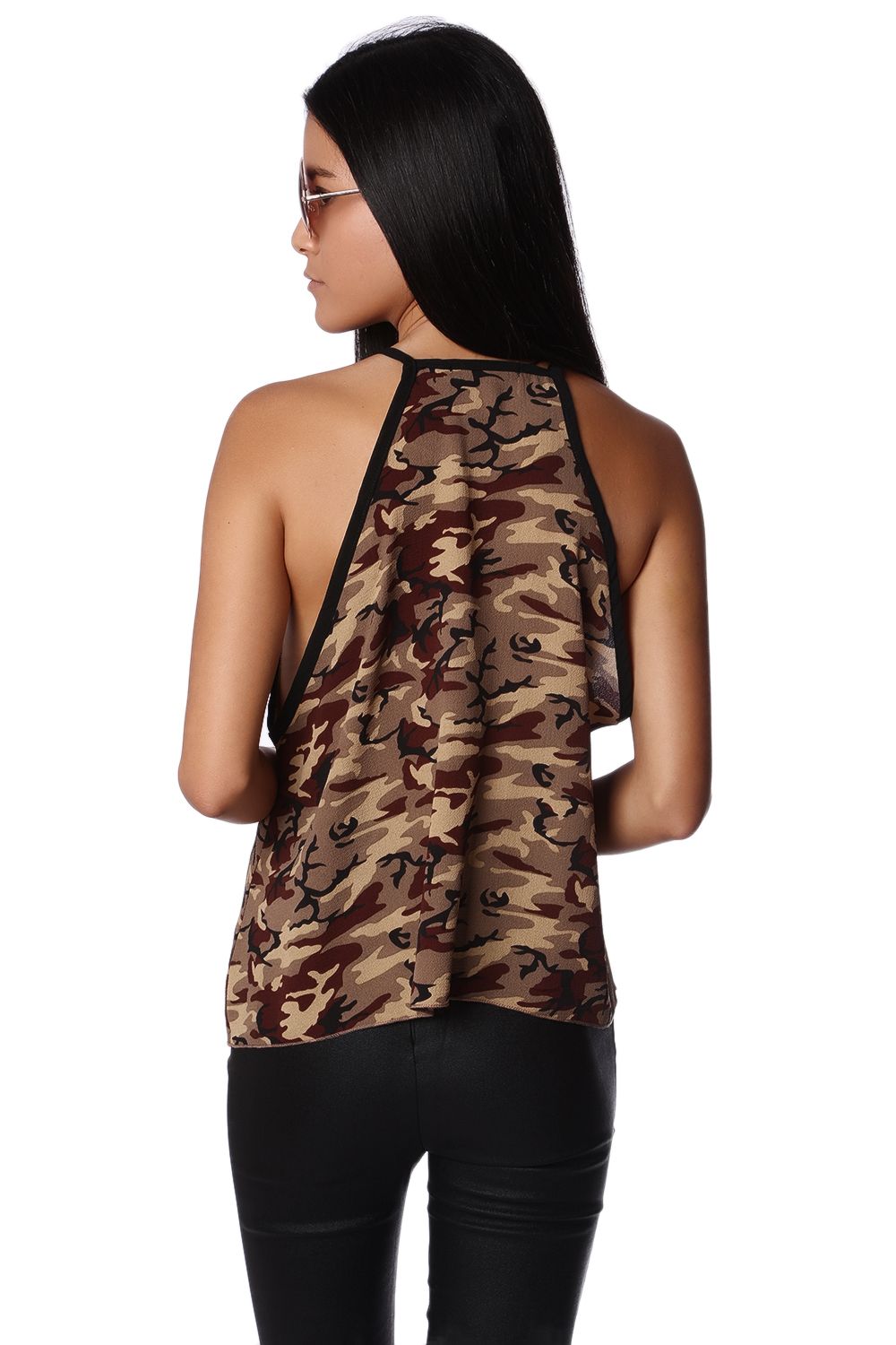 Top con bajo asimétrico y estampado camuflaje caqui Q2