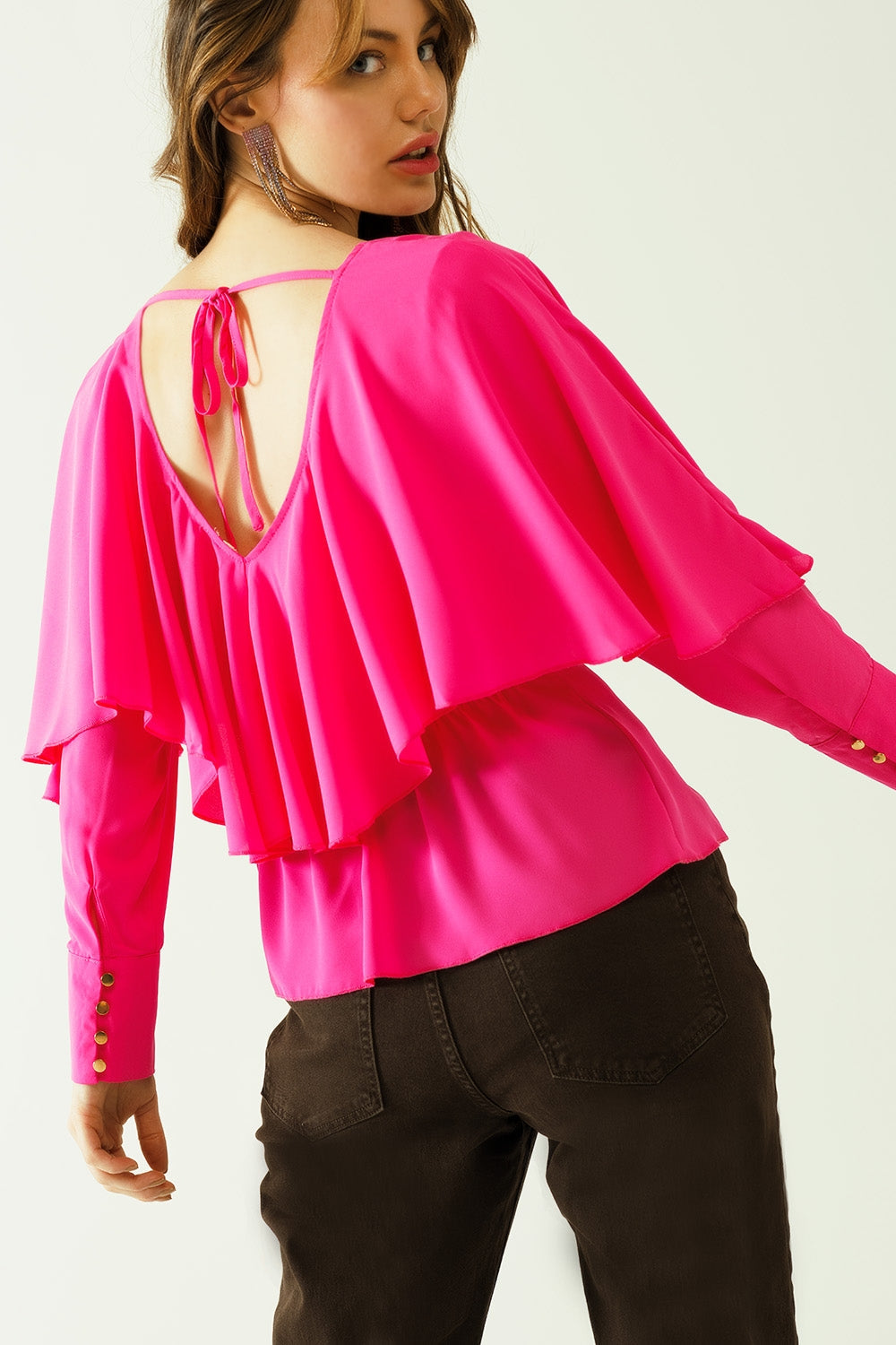 Top con cuello en V puños abotonados y lazo en la espalda en color fucsia Q2