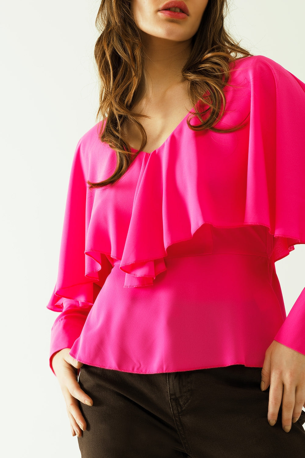 Top con cuello en V puños abotonados y lazo en la espalda en color fucsia Q2