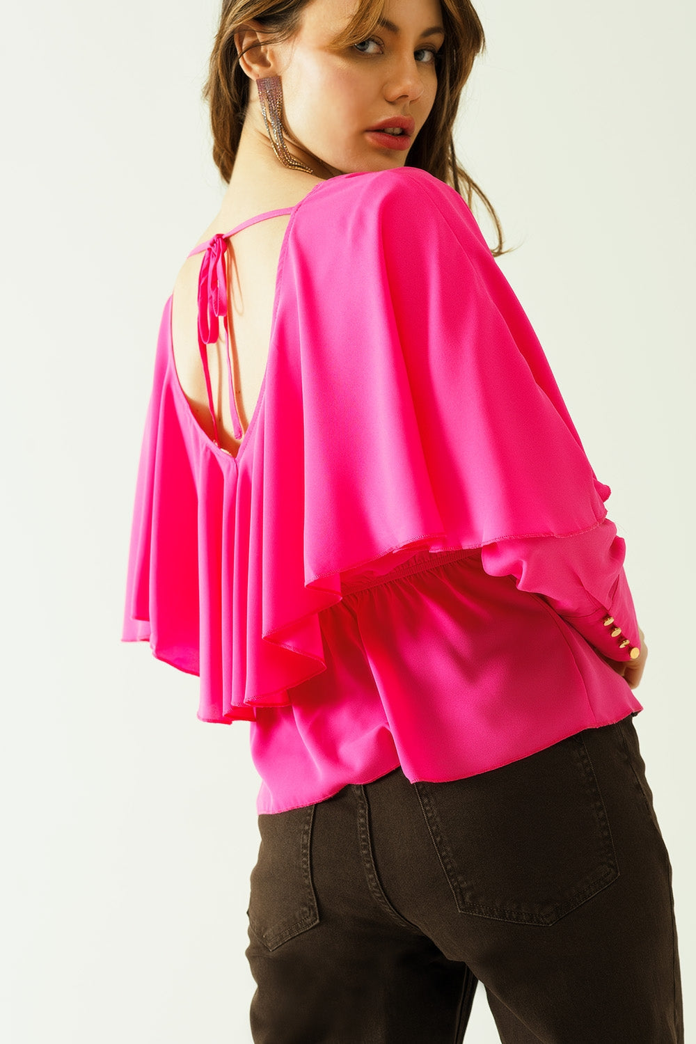 Top con cuello en V puños abotonados y lazo en la espalda en color fucsia Q2