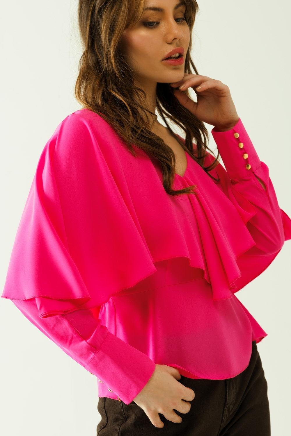 Top con cuello en V puños abotonados y lazo en la espalda en color fucsia Q2