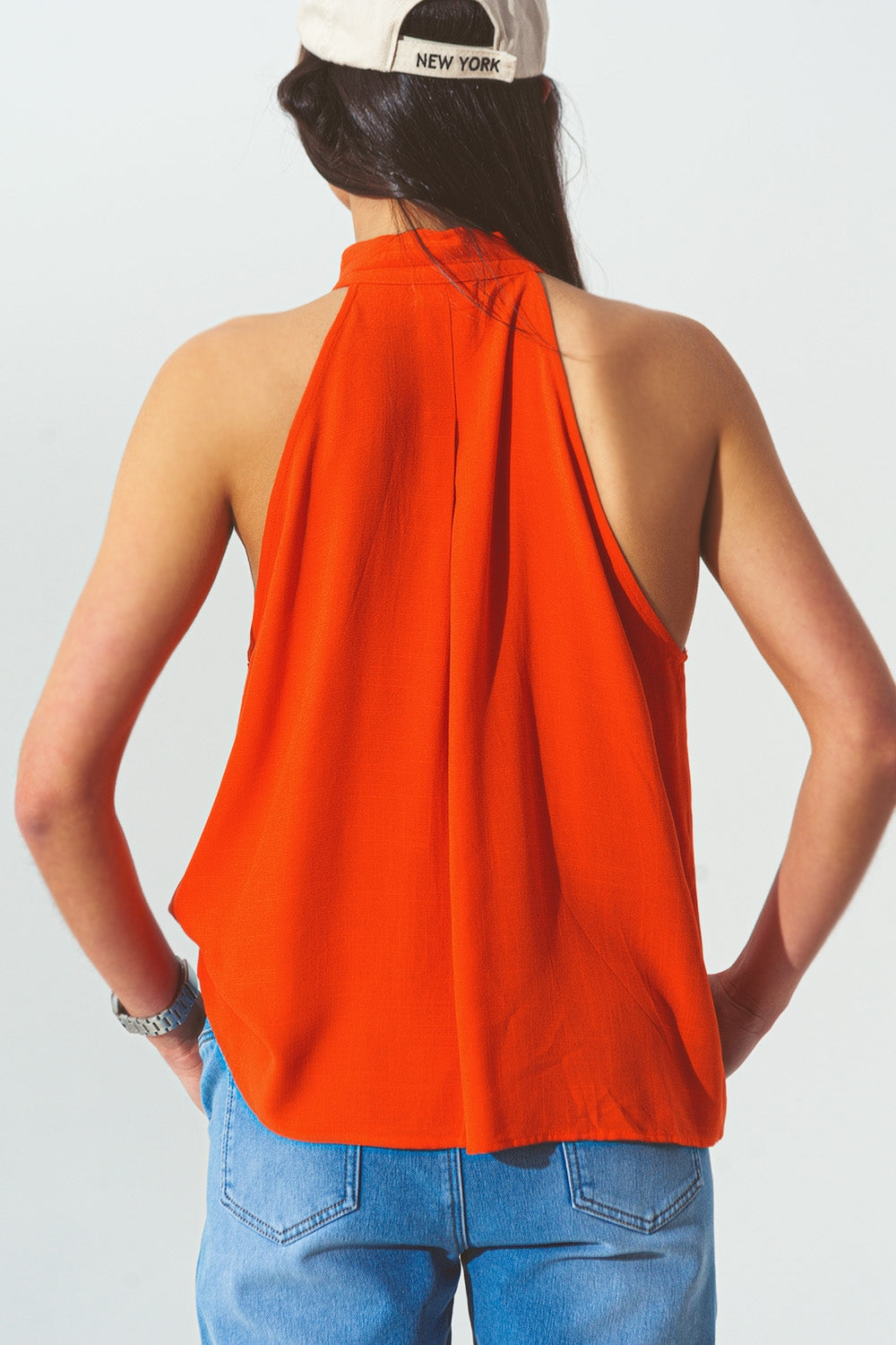 Top con Cuello Halter y Detalles de Botones en Naranja Q2
