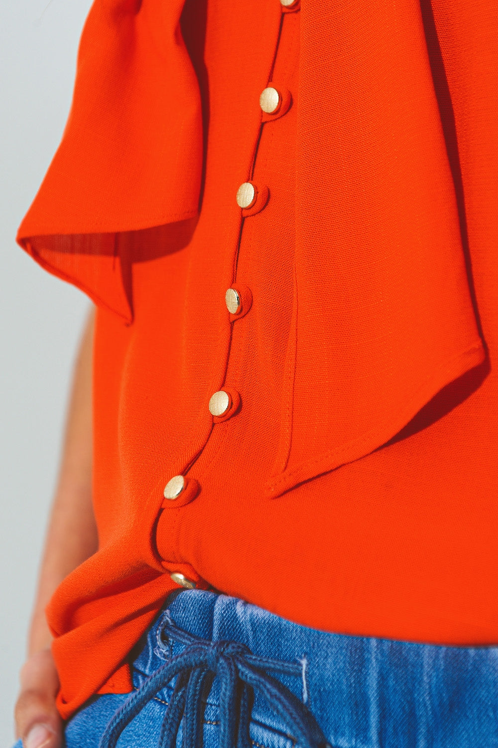 Top con Cuello Halter y Detalles de Botones en Naranja Q2