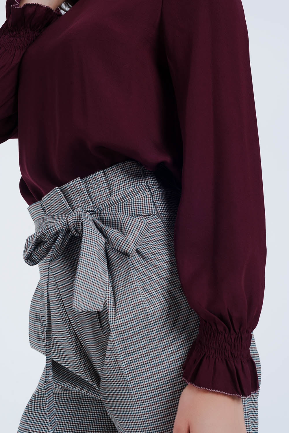 Top con detalle de cuello subido con volantes en granate Q2